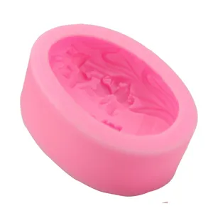 Nahaufnahme der rosa ovalen Silikonblumenform zum Backen, Fondant und Seifenherstellen.