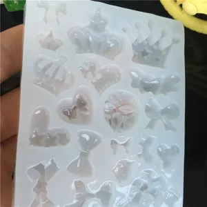 Siliconen mal close-up met verschillende kroon hart en strik vormen voor hars kunst.
