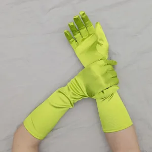 Nahaufnahme langer gelbgrüner Satinhandschuhe aus elastischem Spandex für den Sonnenschutz.