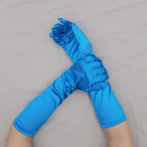Detailansicht langer blauer Damenhandschuhe aus Satinstoff, elastisches Spandex für elegante Anlässe.