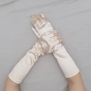 Detailansicht langer Damen-Satinhandschuhe, elegantes Stretchelastan-Design fuer Sonnenschutz.