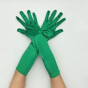 Nahaufnahme langer grüner Satinhandschuhe, elastisches Elasthan, glatte Textur, eleganter Stil.