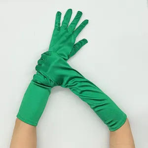 Grüne lange Satinhandschuhe Detail, elastisches Spandex Material, elegante Abendaccessoires.