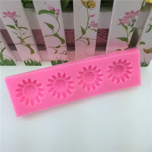 Dettaglio ravvicinato dello stampo in silicone a quattro girasoli per dolci e fondente.
