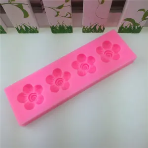 Rosa Silikonfondantkuchenform mit vier kleinen fünfblättrigen Blumen für das Backen.