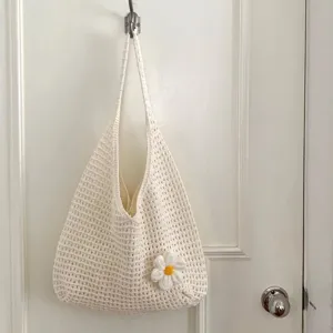 Beau sac bandoulière crochet blanc avec fleur marguerite, filet tricoté tendance.