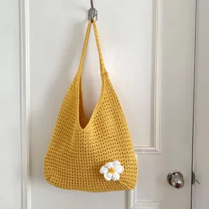 Sac à épaule ajouré en crochet jaune avec fleur, cabas tricoté décontracté et élégant.