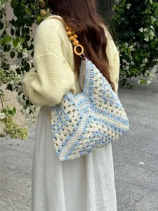 Handgemaakte gehaakte schoudertas voor dames, blauw-witte strooien strandtas met houten kralen.