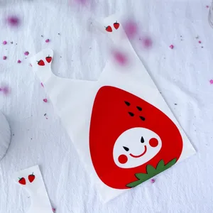 Vue detaille du sachet d'emballage en plastique a motif de fraise mignonne pour biscuits.