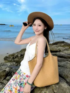 Large capacity woven tote bag for women, stylish retro vacation commuter shoulder bag daily use.