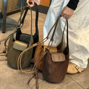 Vue détaillée de sacs seau rétro en suédine pour femmes en plusieurs couleurs, style souple.