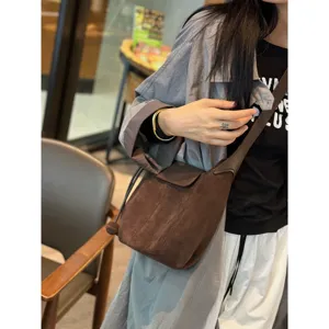 Sac seau rétro en suédine marron pour femme, élégant sac porté épaule et bandoulière souple.