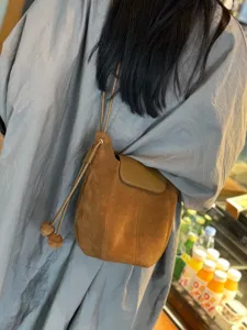 Sac Seau Rétro en Suédine pour Femmes Sac Bandoulière Vintage à Rabat Sac Quotidien Décontracté