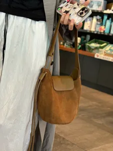 Sac seau rétro en suède marron pour femme, élégant sac bandoulière en cuir souple.