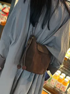 Sac seau en daim rétro pour femmes, sac bandoulière en cuir souple mat avec cordon de serrage.