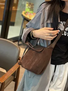 Sac seau rétro en daim marron pour femme, sac bandoulière souple en cuir mat.