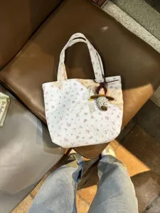 Bloemen canvas tote tas voor vrouwen, grote capaciteit casual schoudertas met pop hanger.