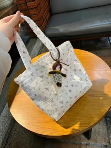 Bloemen canvas shopper, stijlvolle dagelijkse schoudertas met leuke hanger en grote capaciteit.