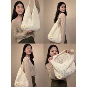 Vue détaillée du sac cabas fourre-tout ajouré en tricot pour femme avec fleur, style décontracté.