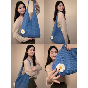 Sac cabas en tricot bleu vue détaillée, design ajouré avec fleur blanche, sac porté épaule.