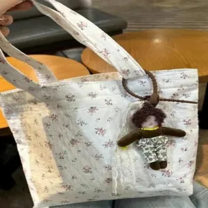 Gewatteerde bloemige shopper tas met schattige poppenhanger, ruime canvas handtas.