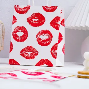 Weiße Papiertragetasche mit trendigem rotem Lippenmuster, ideal für Kosmetik und Geschenke.