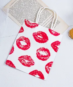 Weisse Papiertragetasche mit rotem Lippen-Druck, stilvolle Kosmetik- und Schmuckverpackung.