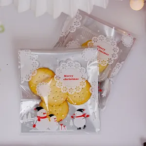 Transparente selbstklebende Plätzchenbeutel mit niedlichen Weihnachtsmann Motiven und Schneeflocken.