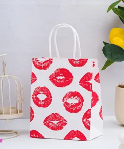 Rote Lippen Druck Papiertüte Detailansicht, dekorative Kosmetikverpackung für Geschenke.