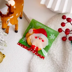 Detailansicht gruene Weihnachtsmann Keks Beutel selbstklebende Geschenkverpackung festlich