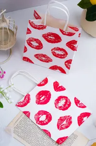 Weiße Geschenktüten aus Papier mit rotem Lippenmuster, ideal für Kosmetik und Schmuck.