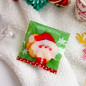 Gruene Weihnachtsmann Keks- und Bonbonverpackung Detailansicht, festliche selbstklebende Tüte.