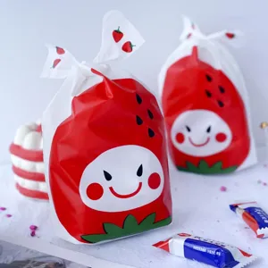 Sachets d'emballage mignons motif fraise avec nœuds, idéaux pour biscuits de boulangerie et bonbons.