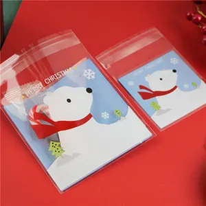 Detailaufnahme von transparenten Weihnachtssüßigkeitstaschen mit süßem Eisbärenkartendesign.