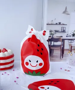 Sacs Cadeaux en Plastique pour Emballage Alimentaire Mignon Dessin Animé Fraise Imprimé Sac Avec Liens Pour Biscuits Bonbons Sucreries