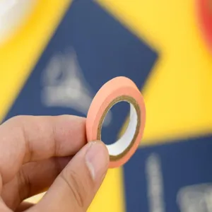 Nahaufnahme eines niedlichen rosa Mini-Waschibandes fuer kreative DIY-Dekoration und Basteln.
