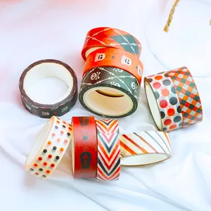 Detailansicht der Halloween-Washi-Tapes, dekorative Masking-Tape-Rollen für Tagebuch-Bastelprojekte.