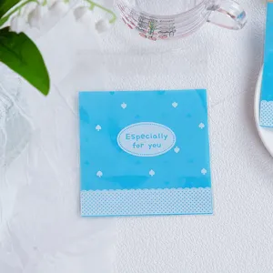 Vista detallada de la bolsa de galletas azul con corazones y texto para postres, 100pcs.