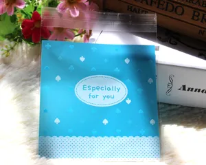 Detalle de bolsa de embalaje de galletas azul, bolsa de celofán autoadhesiva con patrón.