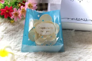 Bolsa de embalaje de galletas de horneado con corazones azules estilo ins y etiqueta.