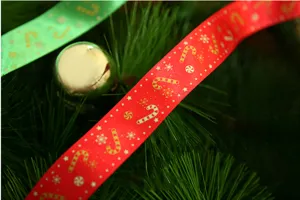 Nahaufnahme Detail des Weihnachtsdekorationsbandes mit goldenem Zuckerstangenmuster.