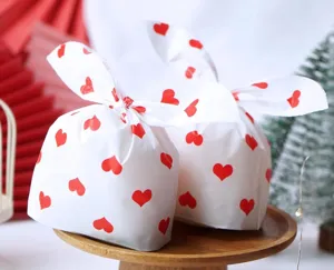 Sachets d'emballage oreilles de lapin cœur rouge, vue de détail pour cadeaux de Saint-Valentin.