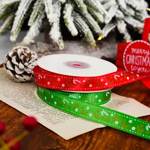 Weihnachtsband Detail mit goldenem Zuckerstangen Muster, festliches Geschenkband.