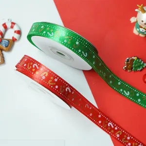 Detailansicht des weihnachtlichen Geschenkbandes mit Zuckerstangen- und Schneeflocken-Motiv.