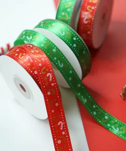 Weihnachtliche Satinbänder in Rot und Grün verziert mit Zuckerstangen- und Schneeflockenmotiven.
