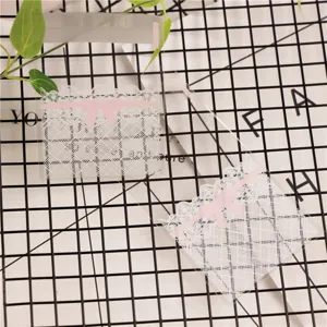 Dettaglio in primo piano di sacchetti di plastica trasparente per biscotti con fiocco rosa e pizzo.