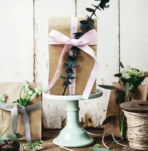 Nastro in raso rosa decorativo con stampa dorata ideale per confezionare bellissimi regali.