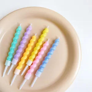 Detailansicht von bunten spiralförmigen Geburtstagskerzen, Pastell Party Deko Kerzen.