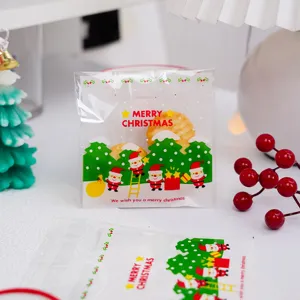 Sachet biscuit autocollant transparent avec motif Père Noël et sapin pour boulangerie.