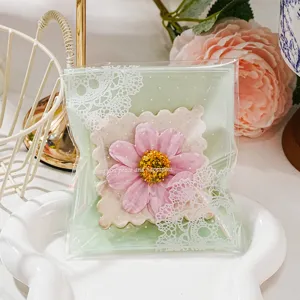 Gedetailleerd overzicht van mintgroene kanten zelfklevende geschenkverpakking, transparant.